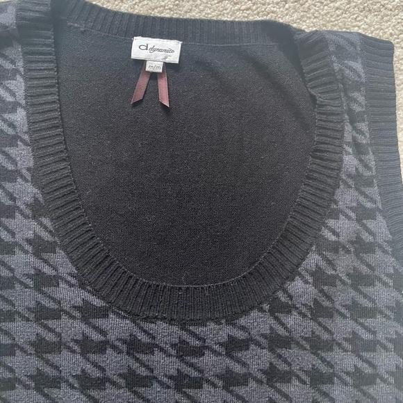 🌾 Houndstooth Sweater Vest - Picture 2 of 4